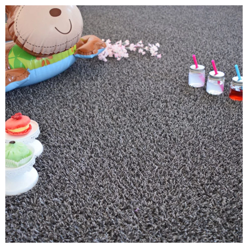 Gazon Synthétique Happy Party - Couleur Gris Foncé - Classé Feu - 20mm - 1m X 10m 5 Gazon Synthétique Happy Party - Couleur Gris Foncé - Classé Feu - 20mm - 1m X 10m – Image 3